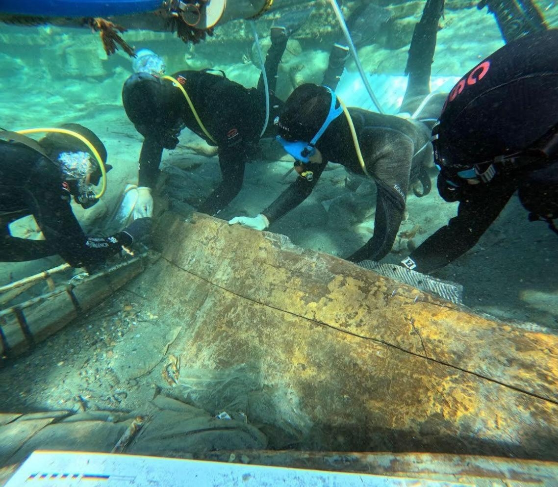 Foto de los trabajos de extracción del pecio - Foto: CARM