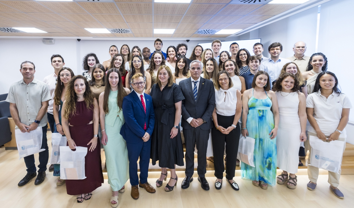 El Colegio de Médicos de Castellón da la bienvenida a los MIR y reconoce a los más veteranos