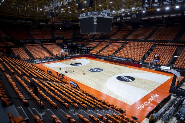 El Valencia Basket baja su telón en la Fonteta con un homenaje de leyenda al pabellón
