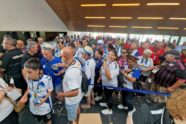Un millar de peñistas de equipos de fútbol llenan Castelló