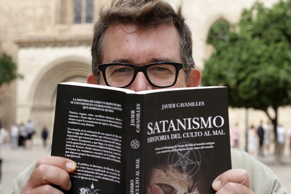 Javier Cavanilles: “La idea de Satanás tiene más fuerza que la de un Dios bondadoso y enrollado” 