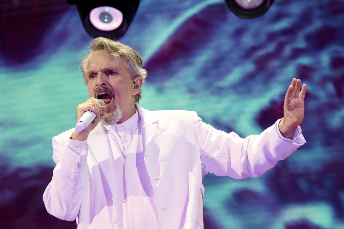 Bosé regresa a los escenarios en Murcia con canciones que 