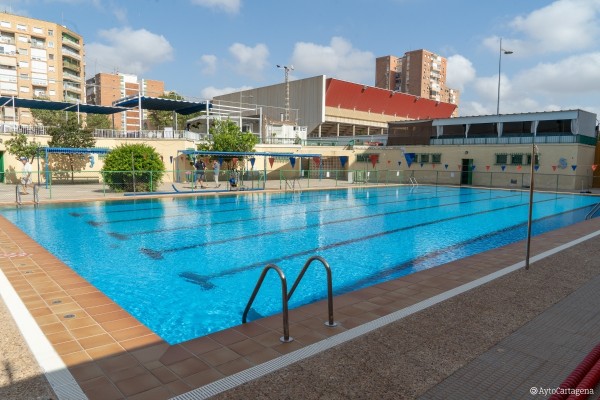 La piscina de la Casa de la Juventud abrirá al publico los fines de semana como 'parche' al cierre por obras de las de Tentegorra