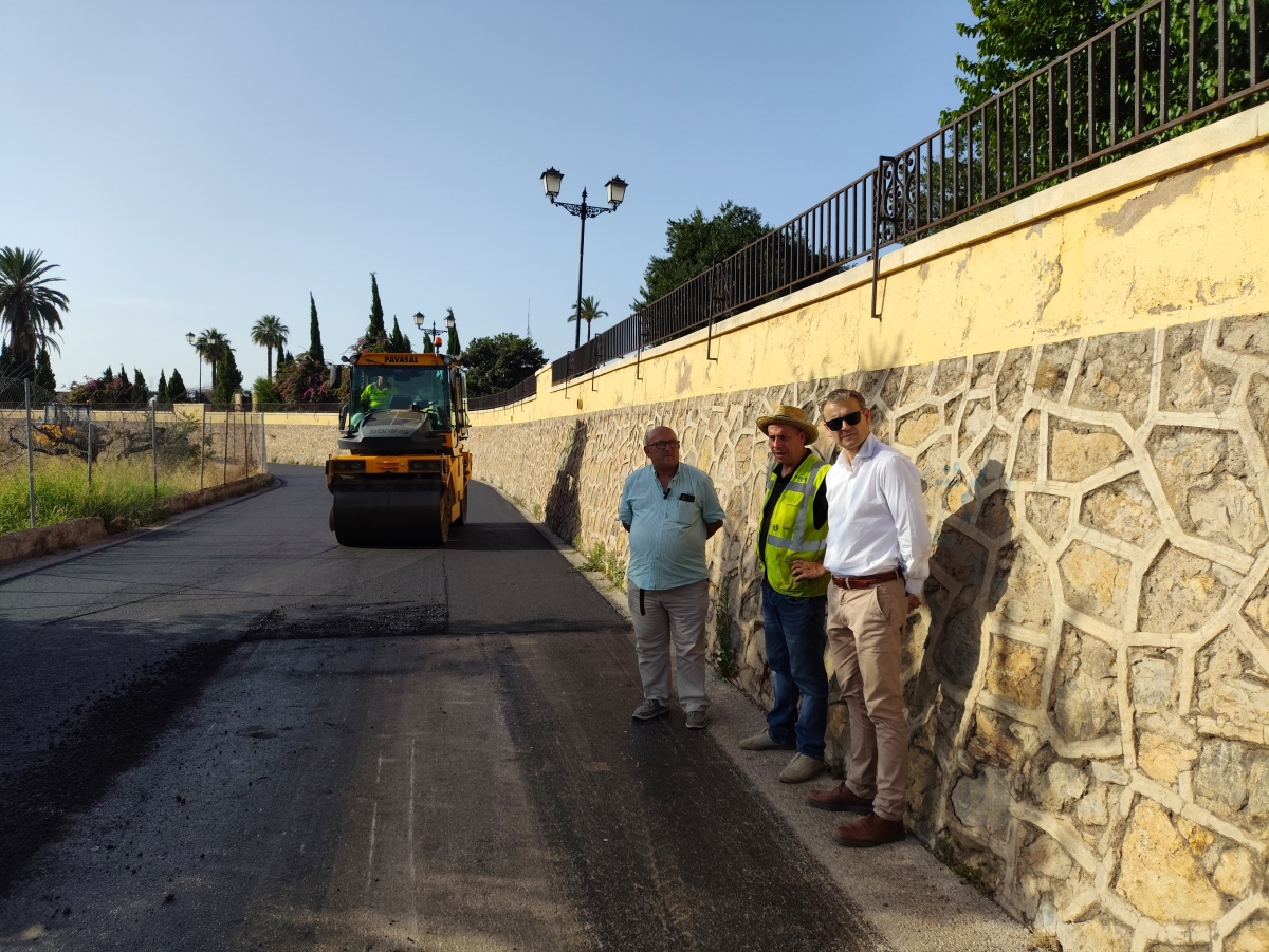  Renuevan más de 2.200 m² de calzada en la calle de La Arboleja 'Policía Nacional Ángel García Rabadán'