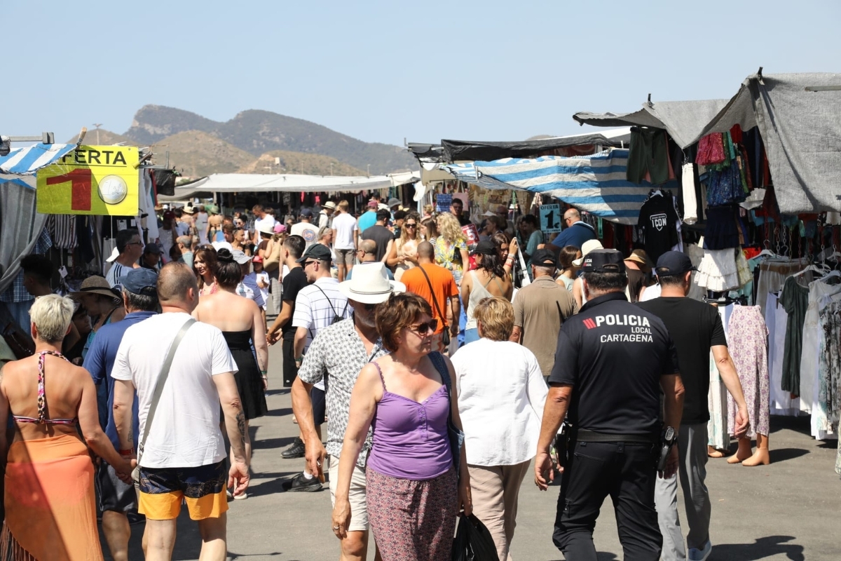 El mercadillo de Cabo de Palos, ejemplo del modelo que busca Cartagena: más cómodo, accesible y agradable de recorrer