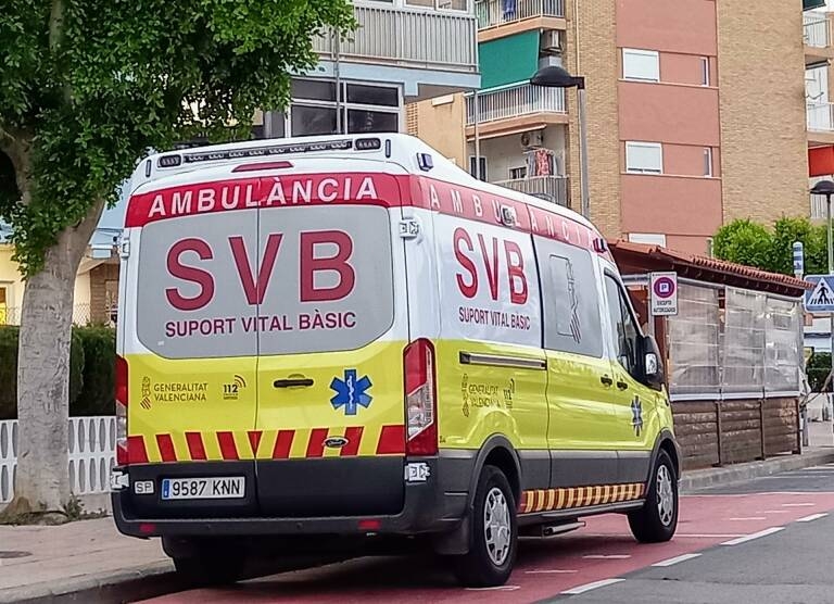 Cinco heridos, dos niñas entre otros, al colisionar un coche en un muro en Onda