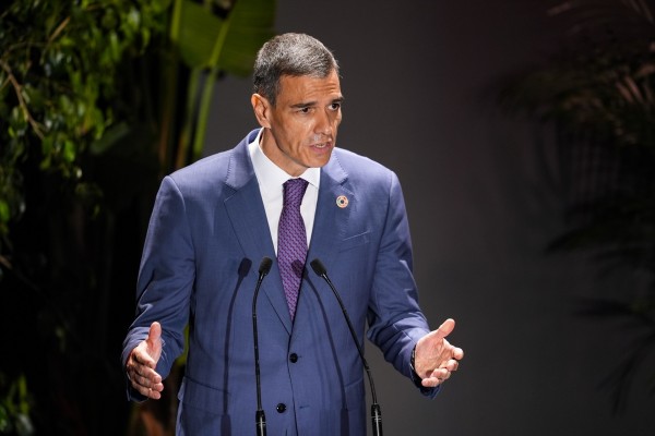 Sánchez alerta de que el desarrollo sostenible está en riesgo por recortes en financiación, pero evita señalar a Trump