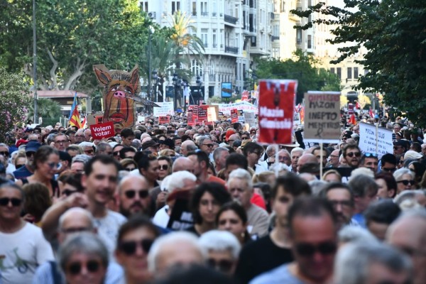 La octava marcha contra Mazón desafía el calor para exigir su dimisión y una reconstrucción 