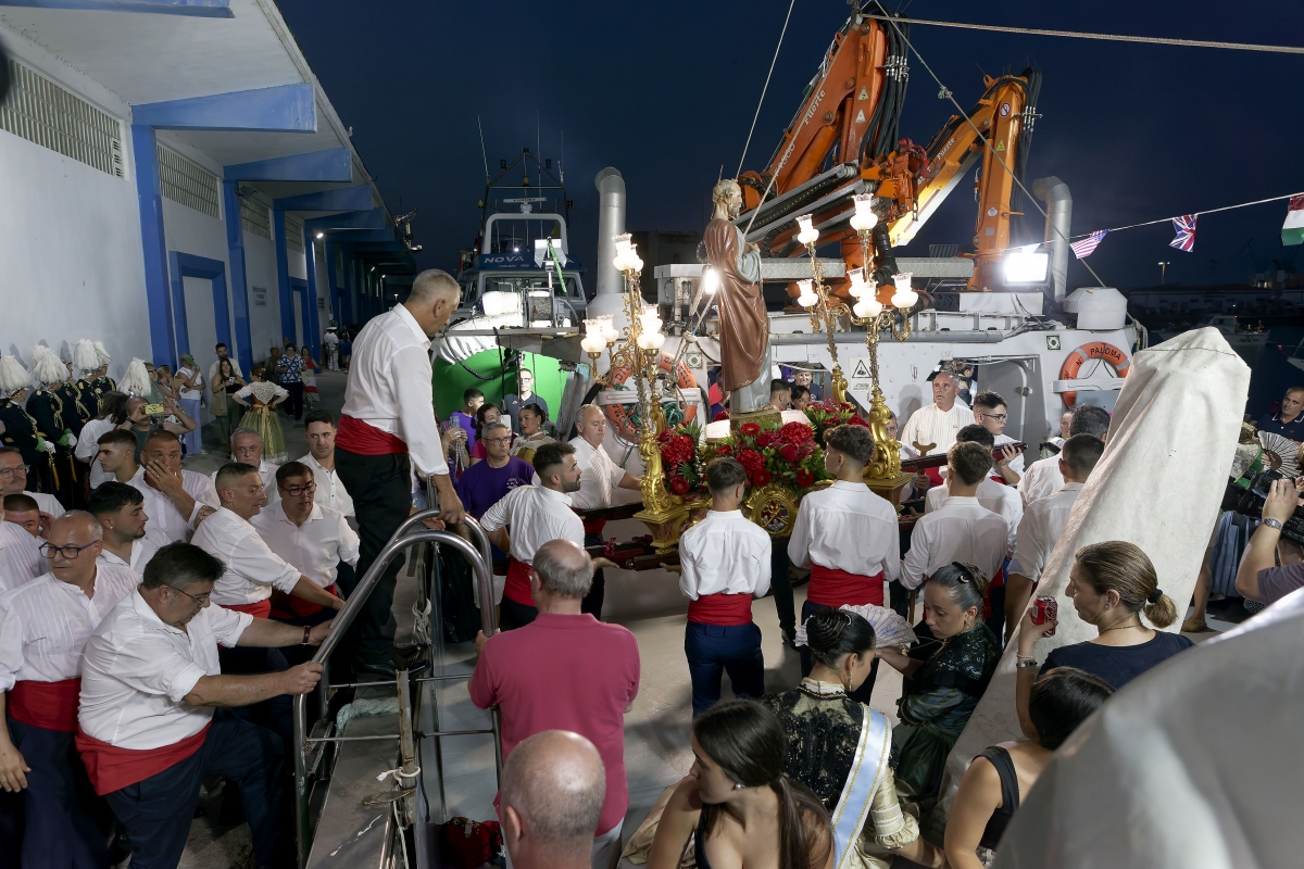 El Grau celebra una sentida procesión marinera en honor a su patrón Sant Pere