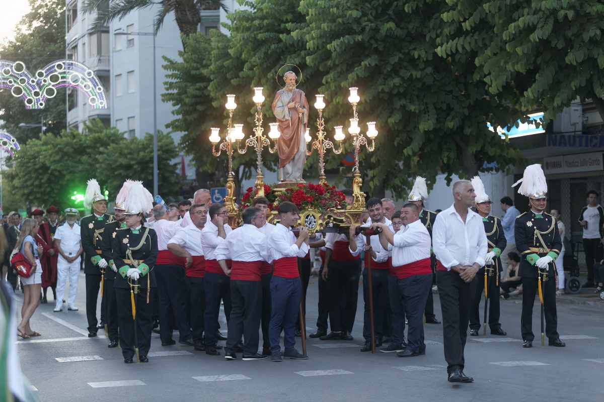 Identidad y tradición: el Grau honra a Sant Pere en su día grande con la ofrenda y la procesión marinera