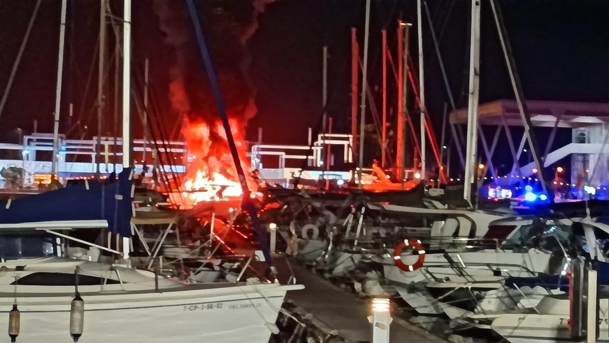 Segundo incendio en cinco días en embarcaciones atracadas en el puerto de Dénia