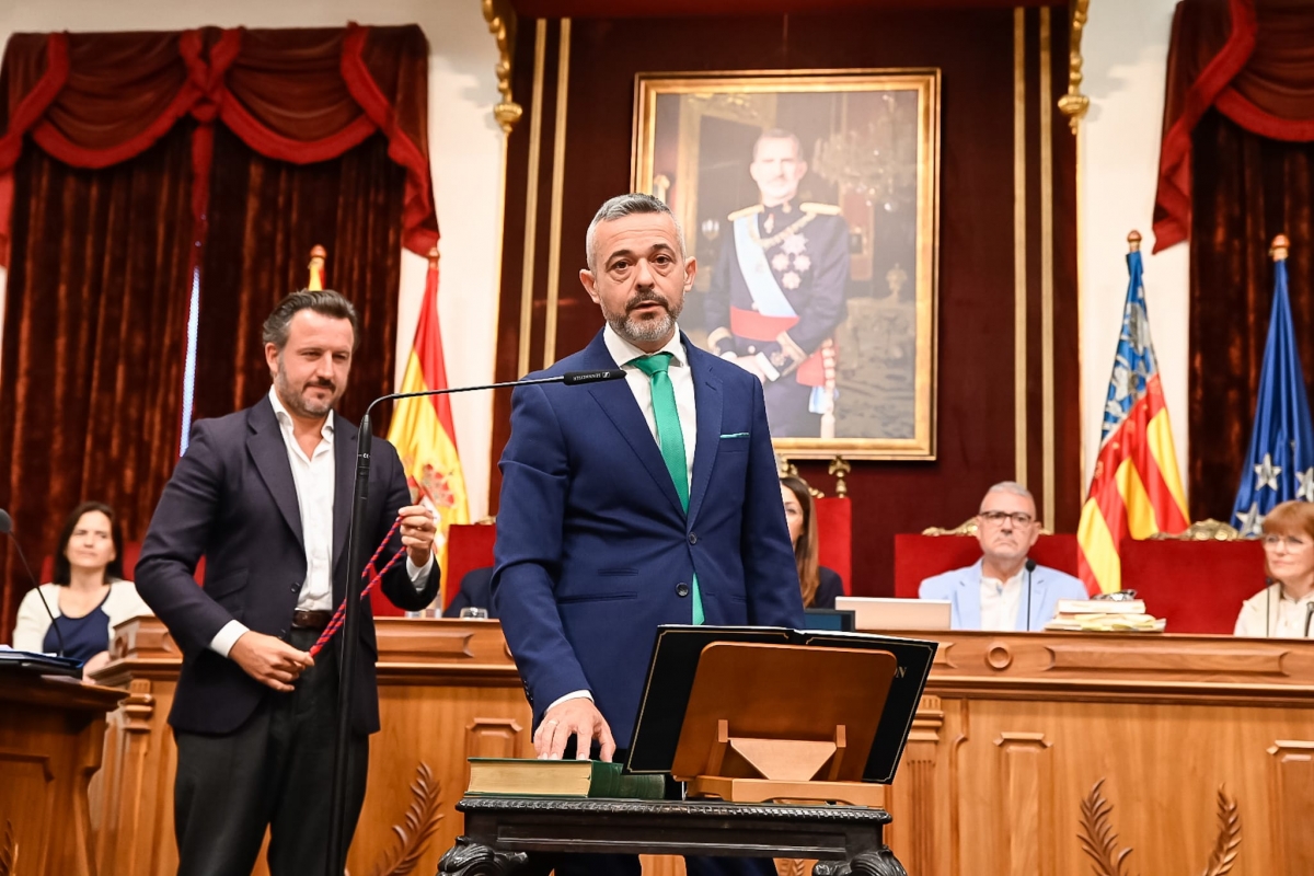Toma posesión en Elche el nuevo concejal de Vox, Pedro José Sáez Sánchez
