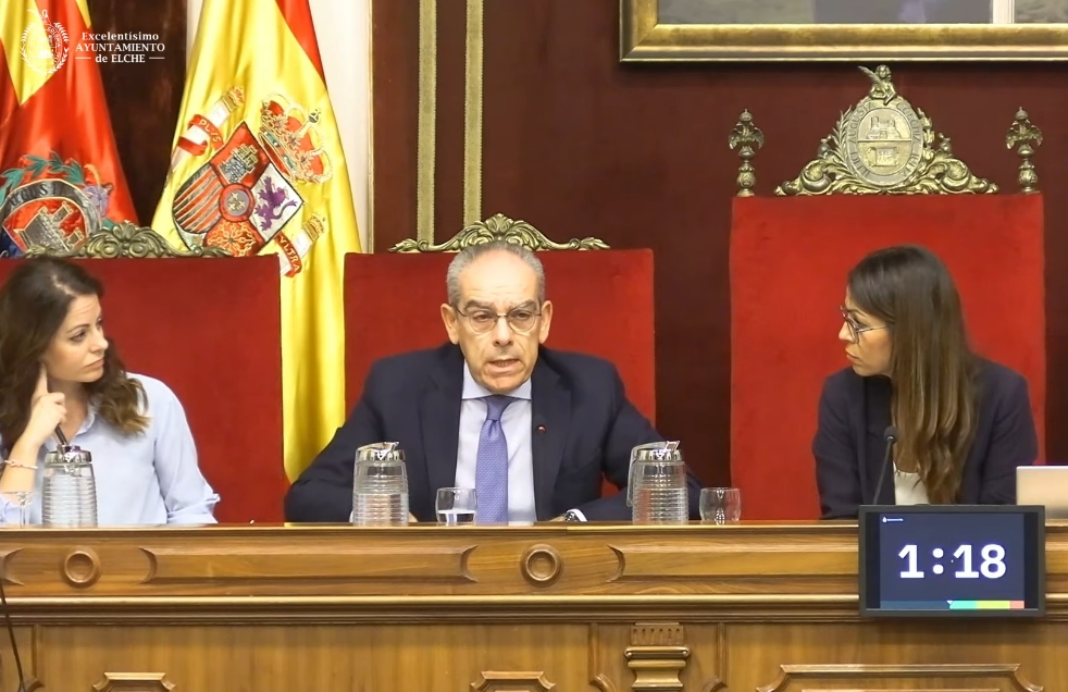 La oposición de Elche utiliza el plan de ajuste para buscar las cosquillas al bipartito, que niega la mayor
