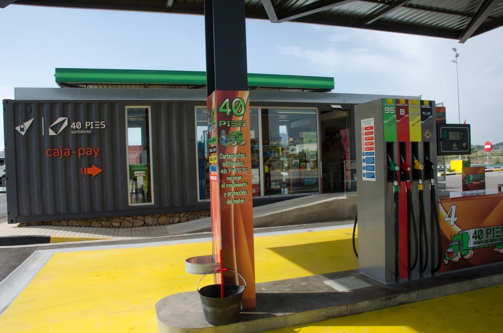 Los surtidores se proyectan en islotes. - Los surtidores se proyectan en islotes.