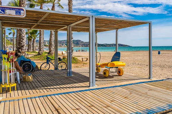 Benicàssim amplía a más de 100 horas semanales el servicio de baño asistido en sus playas para 2025