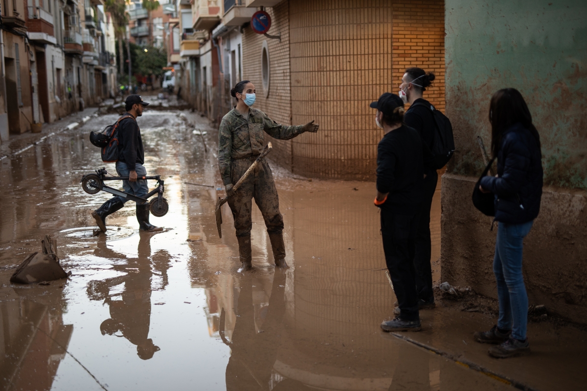Varias personas limpian el barro en el día 13 tras el paso de la Dana en Paiporta. - Foto: ALEJANDRO MARTÍNEZ VÉLEZ/EP Varias personas limpian el barro en el día 13 tras el paso de la Dana en Paiporta.