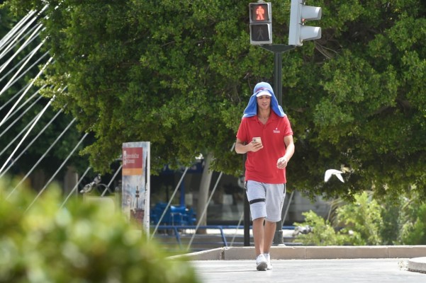 Sanidad aconseja hidratarse mucho y evitar hacer deporte durante las horas de más calor para prevenir problemas de salud