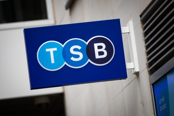 Banco Santander ofrece 2.600 millones de euros a Sabadell por TSB