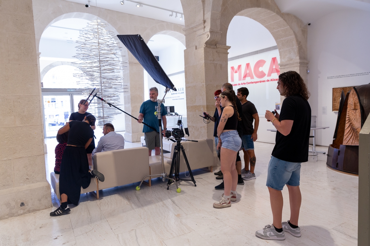 El MACA se llena de cine: Alicante Film School rueda su segunda comedia coral