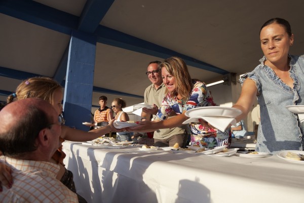 Hasta 750 kilos de pescado y 250 litros de vino: el Grau se vuelca con la 'Torrà de la Sardina'
