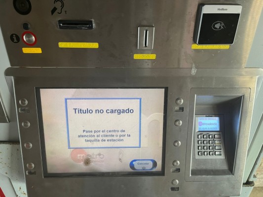 Quejas y colas entre los usuarios de Metrovalencia ante la imposibilidad de recargar el abono mensual joven