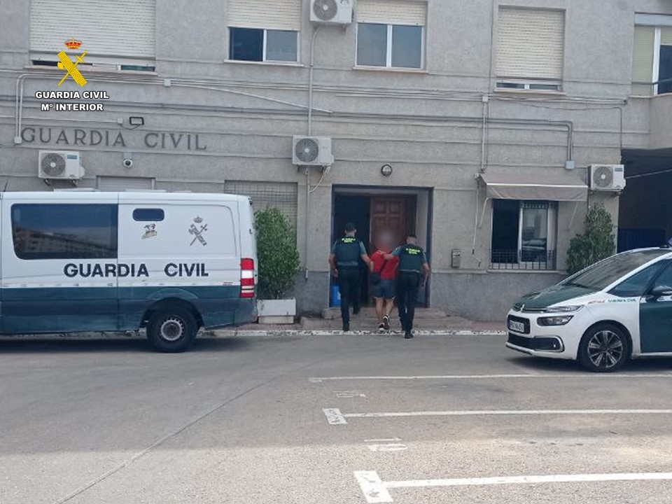Detenido en Torrevieja por grabar a dos mujeres en las duchas de un gimnasio con un teléfono móvil