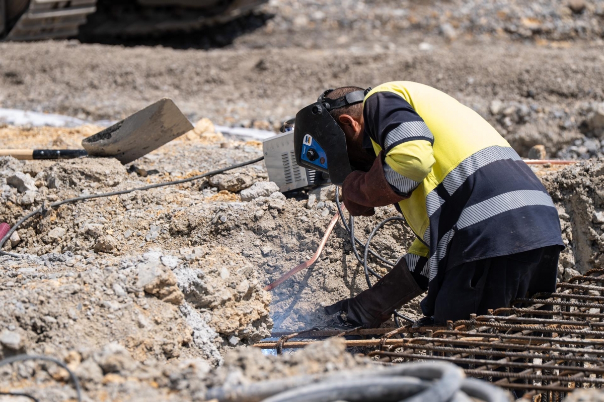 Una persona trabaja en una obra en el sector de la construcción. - Foto: Iñaki Berasaluce - Europa Press