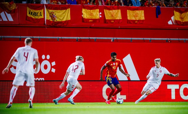 España tumba a Dinamarca y se pone líder de grupo