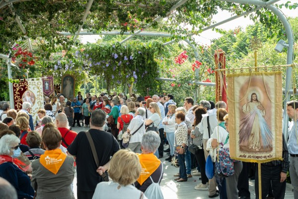 Más de 300 peregrinos de toda España participan en València en un Via Crucis