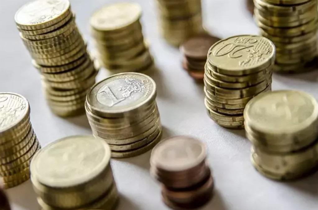 El euro baja a los 1,1720 dólares tras la caída del desempleo en EEUU