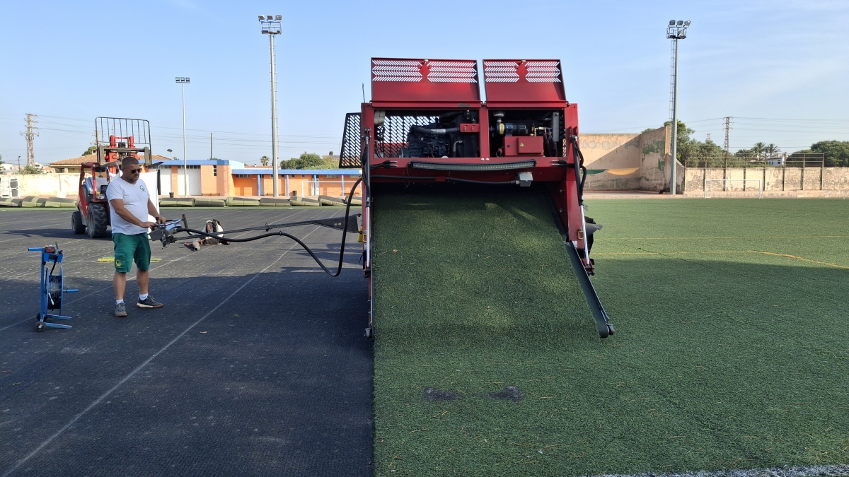 Vila-real acomete mejoras en el campo de fútbol de la Fundación Flors: sustituye el césped artificial