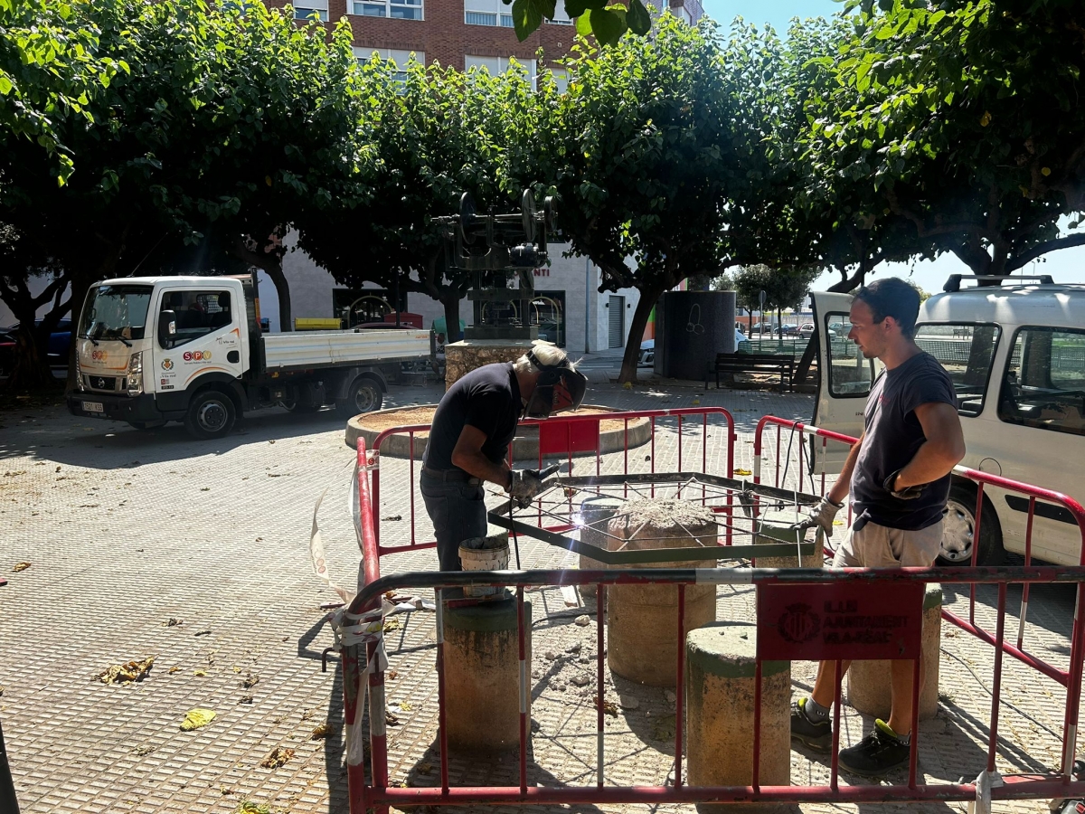 Vila-real renueva tres mesas de hormigón armado en el  parque del Sauce Llorón y en el Termet