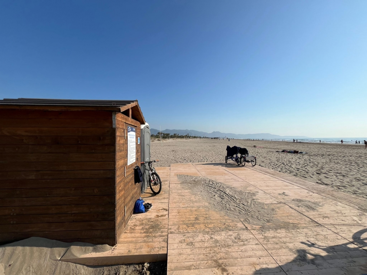 El PSPV denuncia que Castelló ha dejado inutilizada la playa accesible del Pinar al no tener zona de sombra