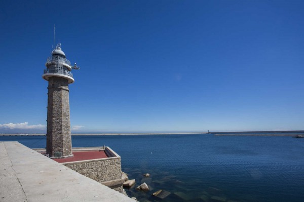 
La leyenda del viejo faro de Valencia: el monumento aislado donde el Marítim se daba el lote  