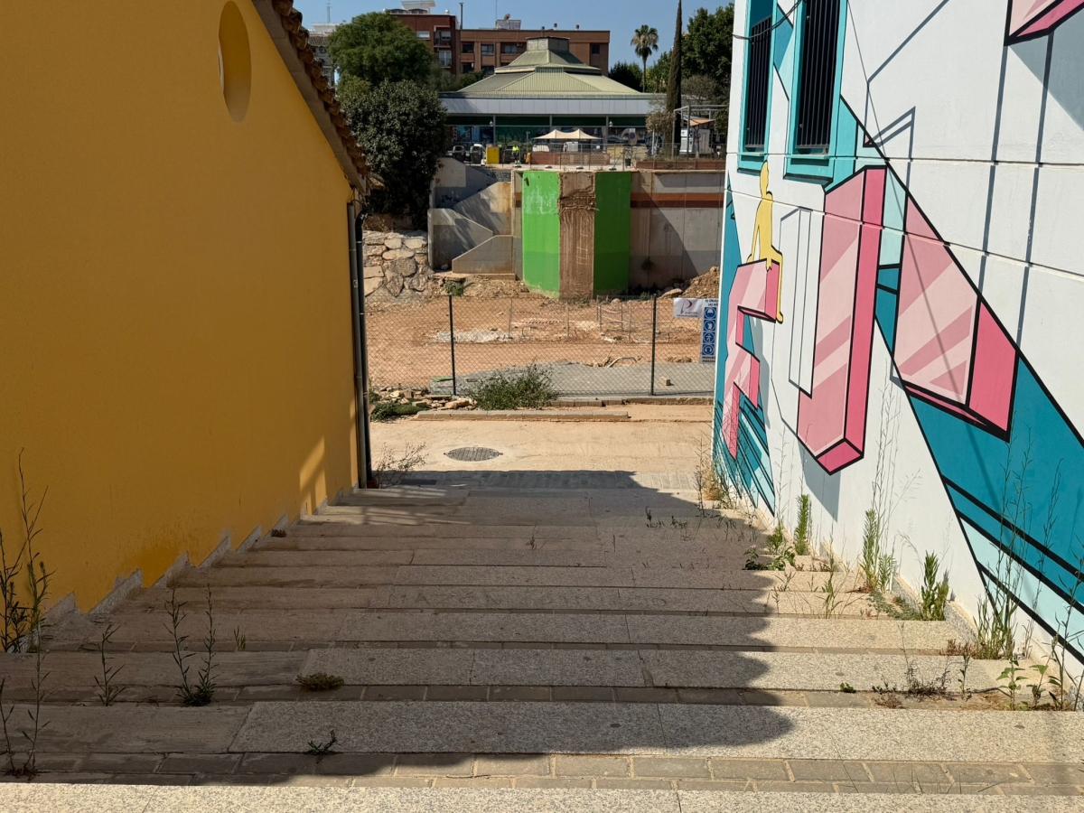Escaleras en la calle Almassereta de Picanya para acceder al barranco del Poyo.