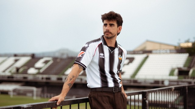 El Castellón desvela su primera equipación para la próxima temporada con un homenaje a Planelles