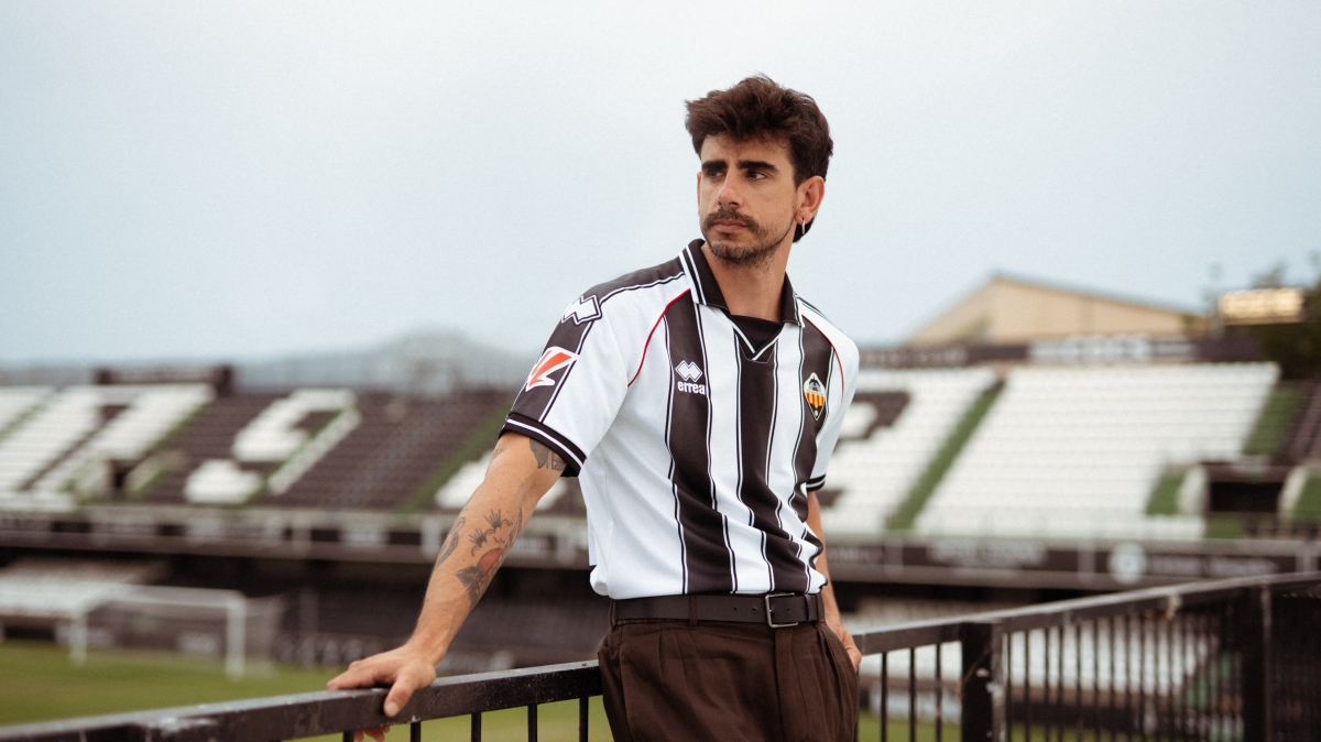 El Castellón desvela su primera equipación para la próxima temporada con un homenaje a Planelles