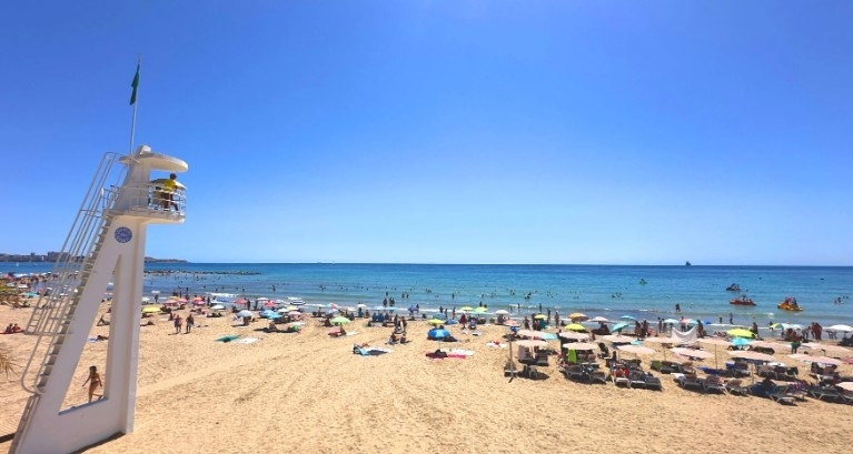 Panorámica de la playa de El Postiguet, en Alicante. - 