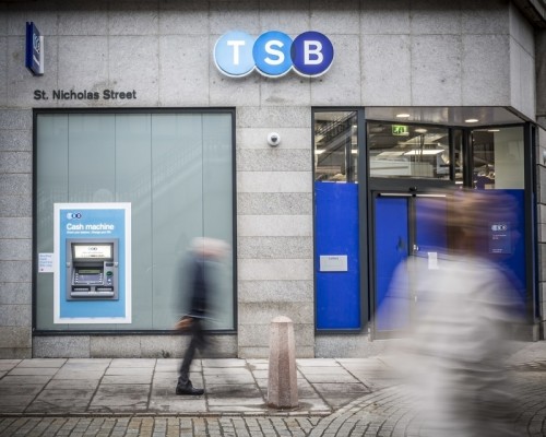 Sabadell cierra la venta de TSB a Santander por 3.300 millones y abonará el 'macrodividendo' el 29 de mayo