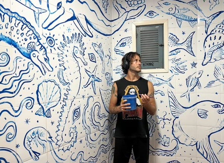 El mundo fantástico del artista Javier Espinosa invade desde los aseos de la Plaza de Abasto de Águilas a una marca de ropa