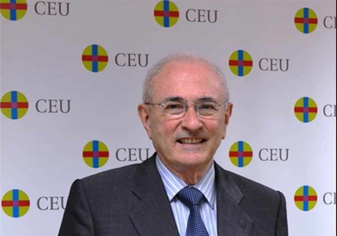 El exministro Otero Novas reflexiona sobre los valores de la Transición en una mesa en un acto del CEU