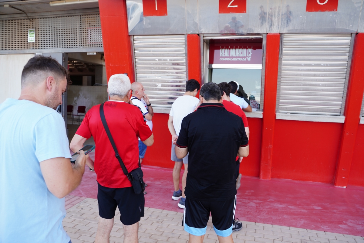 El Murcia lanza sus abonos para la Primera RFEF con los precios congelados