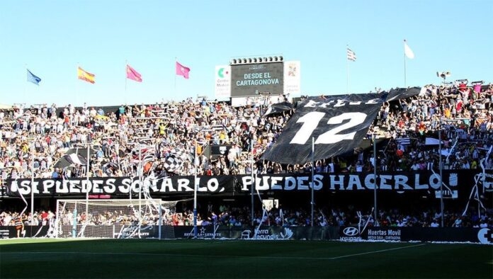 Aficionados del Efesé en el estadio Cartagonova. - Foto: FCC
