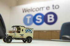 Los accionistas del Sabadell dan luz verde a la venta de TSB al Santander