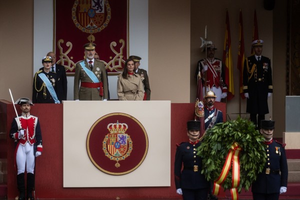 Centenares de ciudadanos arropan a las Fuerzas Armadas en un desfile marcado por la lluvia