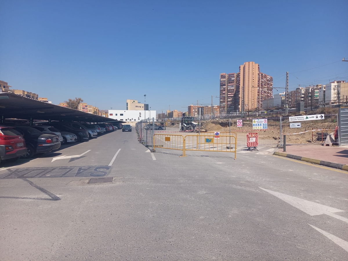 El avance de las obras de la Estación Central del Tram sobre el parking de Adif, en Alicante. - El avance de las obras de la Estación Central del Tram sobre el parking de Adif, en Alicante.