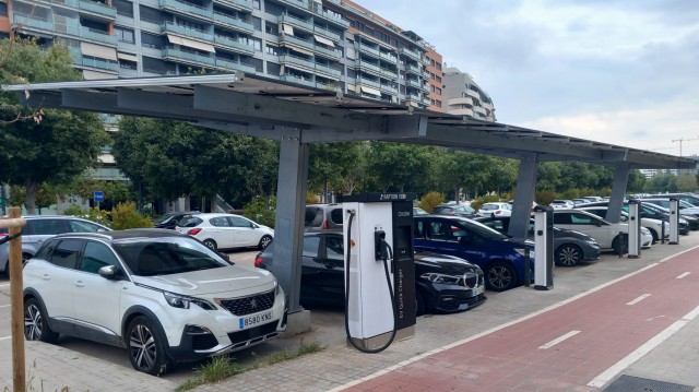El Ayuntamiento de València multiplica por diez los puntos de recarga para eléctricos en un año