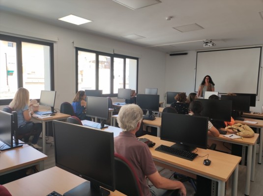 Educación crea 121 aulas de competencias digitales en centros de FP y escuelas de Formación de Personas Adultas