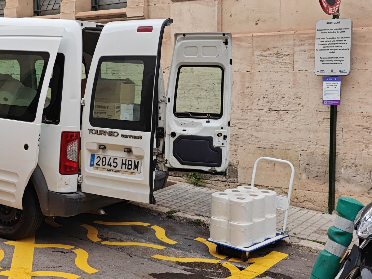 Alcoy busca ampliar a los barrios del Ensanche y Zona Nord las zonas inteligentes de carga y descarga