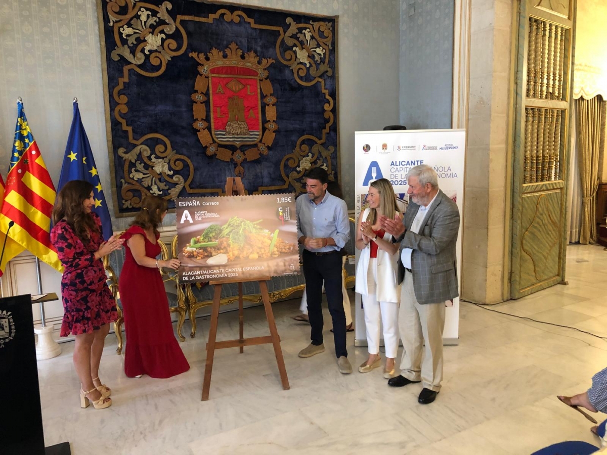 Un arroz de invierno promociona la capitalidad gastronómica de Alicante en 90.000 sellos